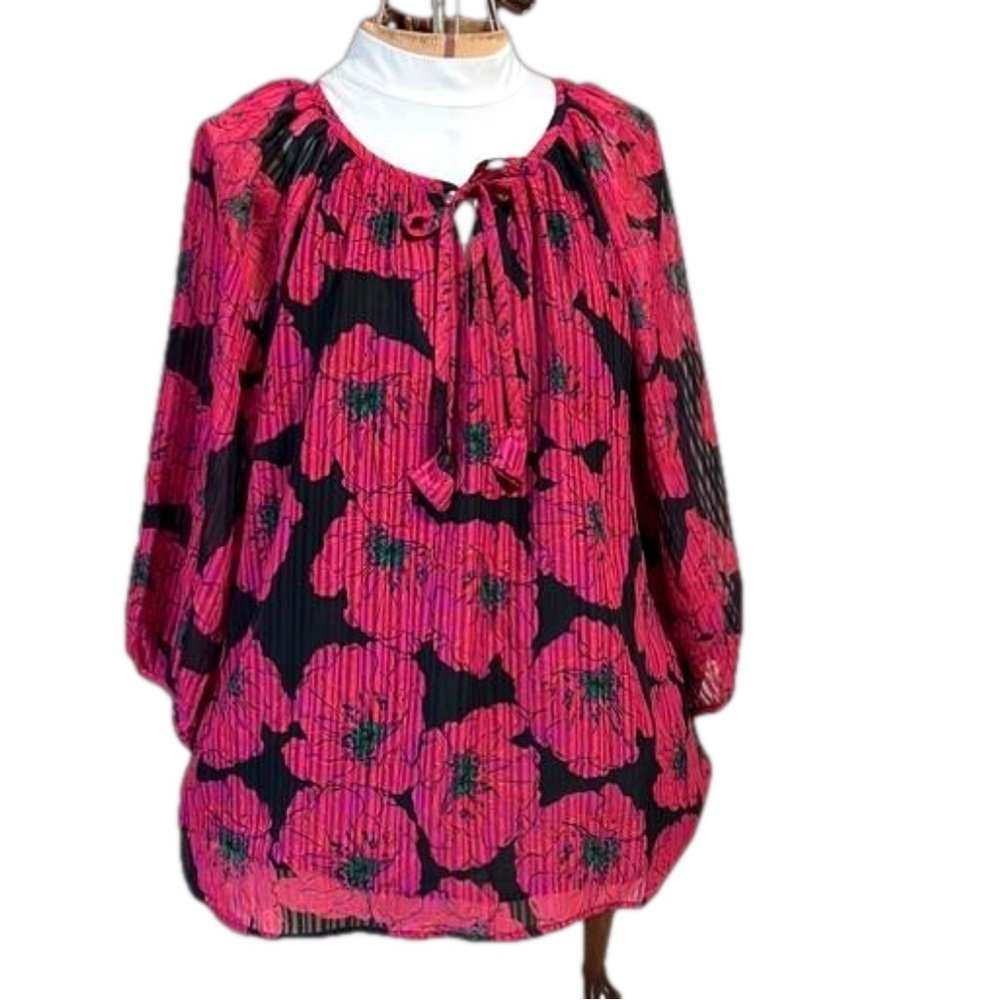 JADE flutter top. XL. Black with fuschia floral design. Fully lined.